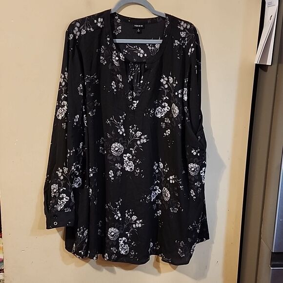 Beautiful Torrid top size 5 NWOT - Picture 1 of 5
